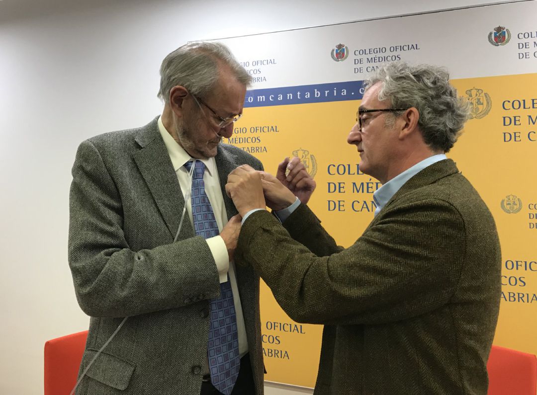 Jaime Blanco recibe el reconocimiento del Colegio de Médicos de Cantabria.