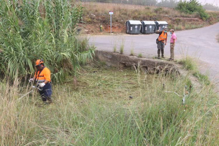 Onda se prepara para las lluvias y limpia de brozas los barrancos de El