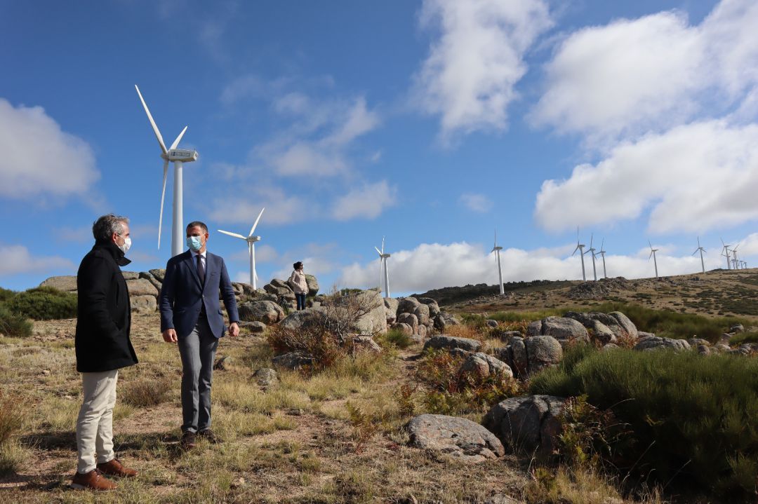 El alcalde de Las Navas del Marqués, Javier Sastre, y el viceconsejero de Empleo, David Martín, han visitado la zona en la que se podría instalar la planta fotovoltaica