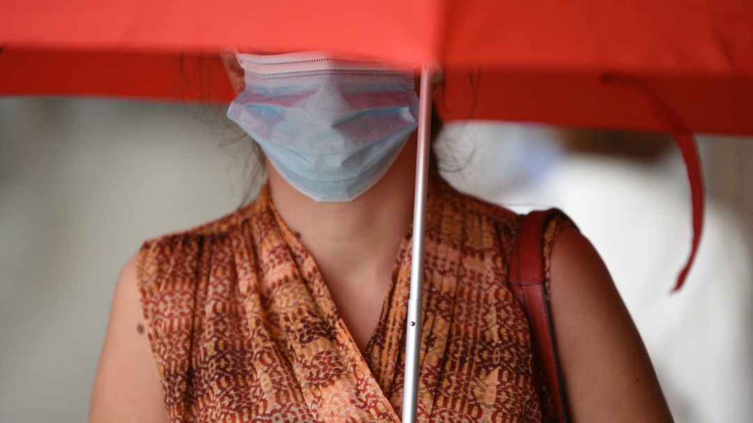 ¿Se te ha mojado la mascarilla con la lluvia? Esto es lo que tienes que hacer