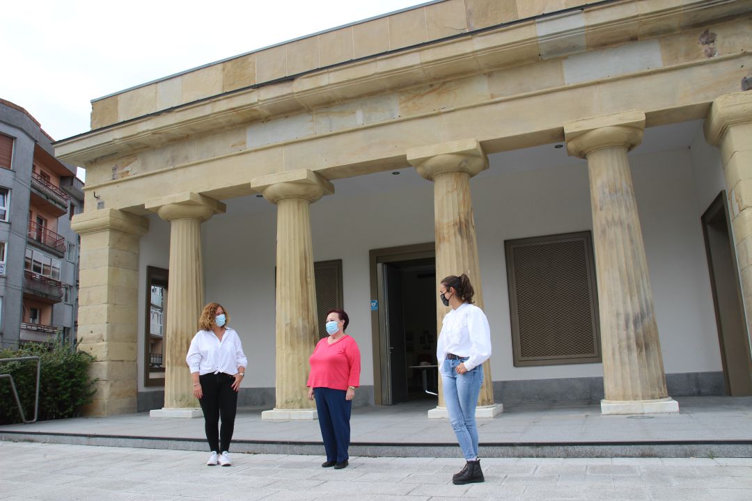 Exterior del Centro Social de Mayores de Behobia en el que se ha presentao el programa del Día Internacional de las Personas Mayores. 
