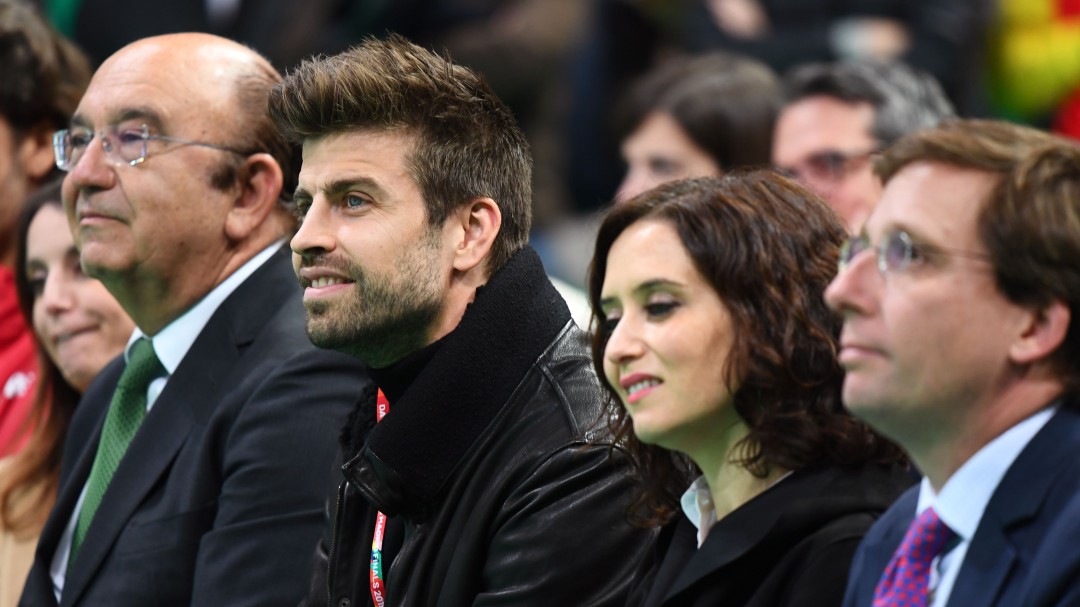 Ayuso recurrió a Piqué para desbloquear la compra de material sanitario de China en lo peor de la pandemia