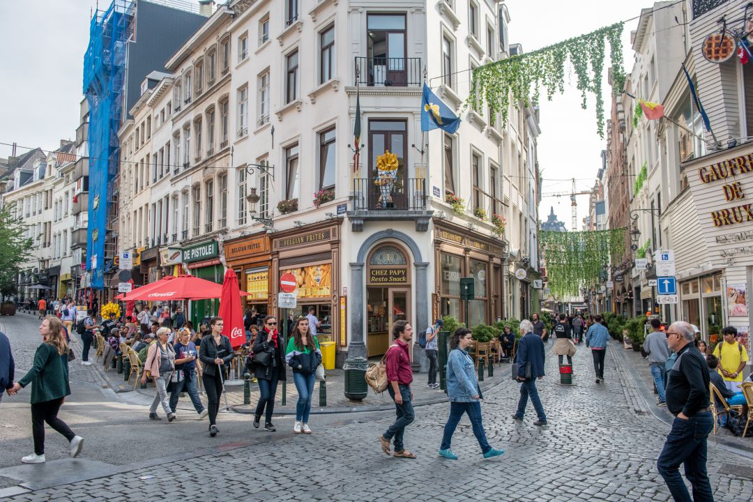 Viandantes pasean por una céntrica calle de Bruselas.