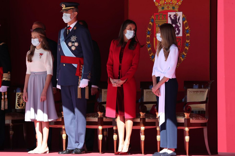 El rey Felipe junto a la reina Letizia, la princesa Leonor y la infanta Sofía durante el acto organizado con motivo del Día de la Fiesta Nacional El rey Felipe junto a la reina Letizia, la princesa Leonor y la infanta Sofía durante el acto organizado con motivo del Día de la Fiesta Nacional