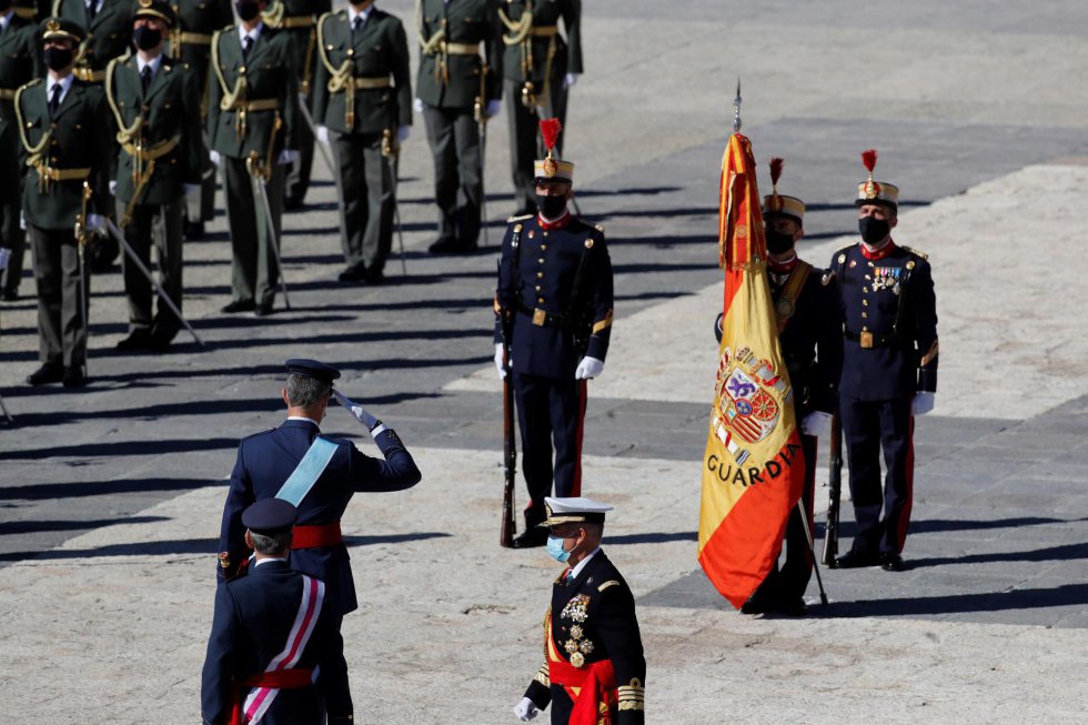 El rey Felipe saluda a las tropas a su llegada al acto organizado con motivo del Día de la Fiesta Nacional El rey Felipe saluda a las tropas a su llegada al acto organizado con motivo del Día de la Fiesta Nacional