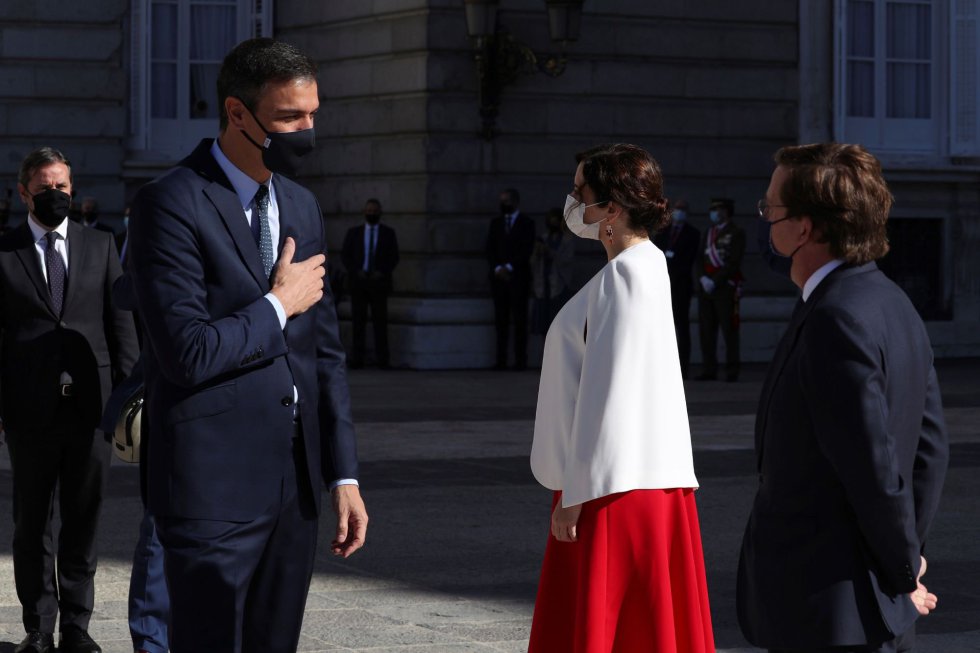 El presidente del Gobierno, Pedro Sánchez conversa con el alcalde de Madrid, José Luis Martínez Almeida y la presidenta de la Comunidad de Madrid, Isabel Díaz Ayuso El presidente del Gobierno, Pedro Sánchez conversa con el alcalde de Madrid, José Luis Martínez Almeida y la presidenta de la Comunidad de Madrid, Isabel Díaz Ayuso