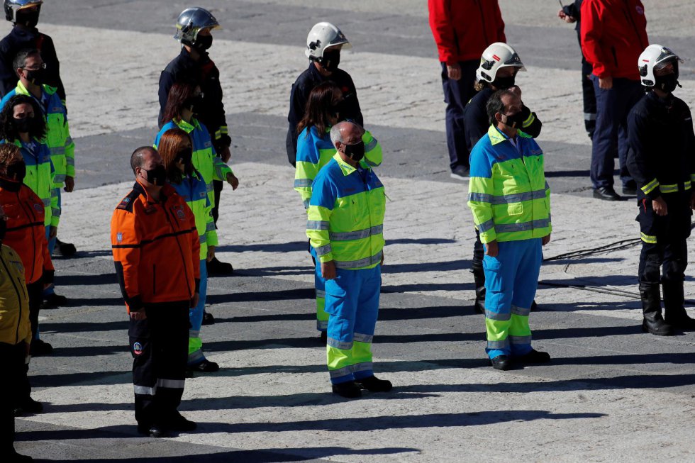 Bomberos y miembros de los servicios de emergencia participan en el desfile terrestre en el que se pretende rendir homenaje a todos los que están luchando contra la COVID-19 Bomberos y miembros de los servicios de emergencia participan en el desfile terrestre en el que se pretende rendir homenaje a todos los que están luchando contra la COVID-19