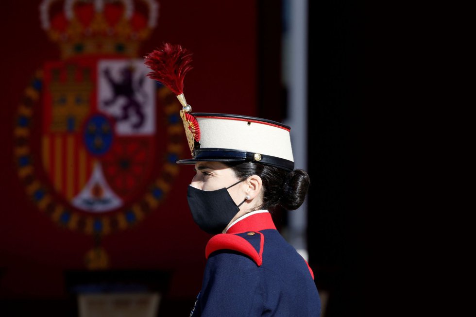Vista del pequeño desfile terrestre y en el que se pretende rendir homenaje a todos los que están luchando contra la COVID-19 organizado con motivo del Día de la Fiesta Nacional Vista del pequeño desfile terrestre y en el que se pretende rendir homenaje a todos los que están luchando contra la COVID-19 organizado con motivo del Día de la Fiesta Nacional