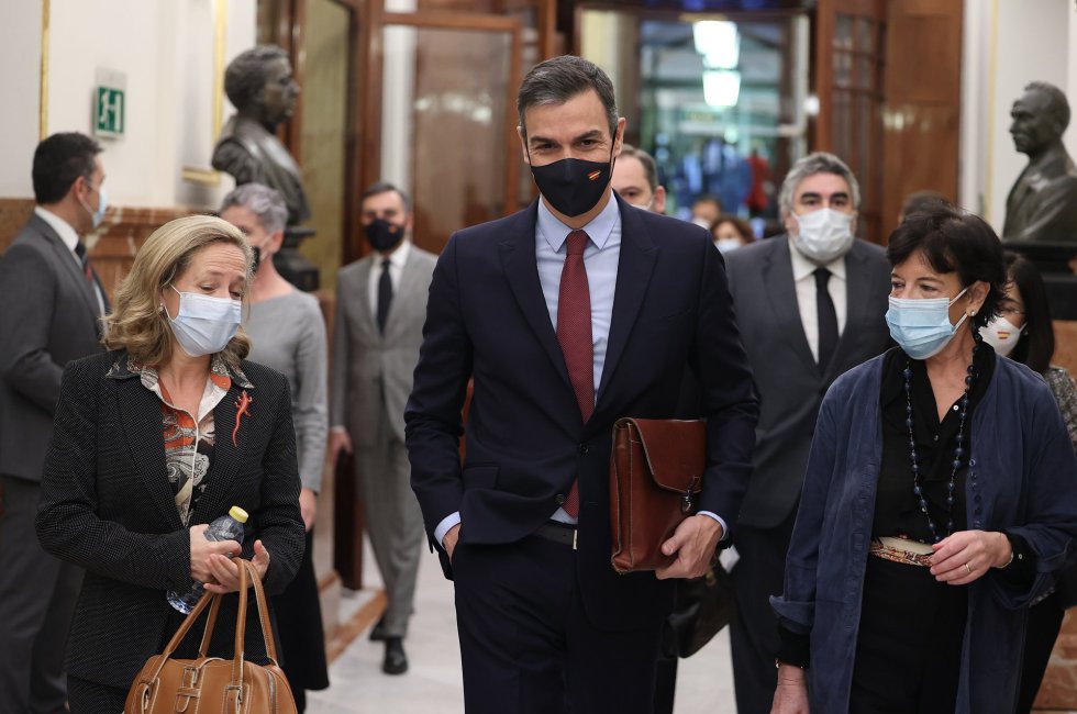 (I-D) La vicepresidenta tercera y ministra de Asuntos Económicos y Transformación Digital, Nadia Calviño; el presidente del Gobierno, Pedro Sánchez; y la ministra de Educación y FP, Isabel Celaá, a su llegada al pleno (I-D) La vicepresidenta tercera y ministra de Asuntos Económicos y Transformación Digital, Nadia Calviño; el presidente del Gobierno, Pedro Sánchez; y la ministra de Educación y FP, Isabel Celaá, a su llegada al pleno