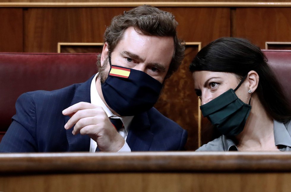 El diputado de Vox, Iván Espinosa de los Monteros (i) y Macarena Olona (d) durante la intervención de su compañero Ignacio Garriga tras presentar la moción de censura El diputado de Vox, Iván Espinosa de los Monteros (i) y Macarena Olona (d) durante la intervención de su compañero Ignacio Garriga tras presentar la moción de censura