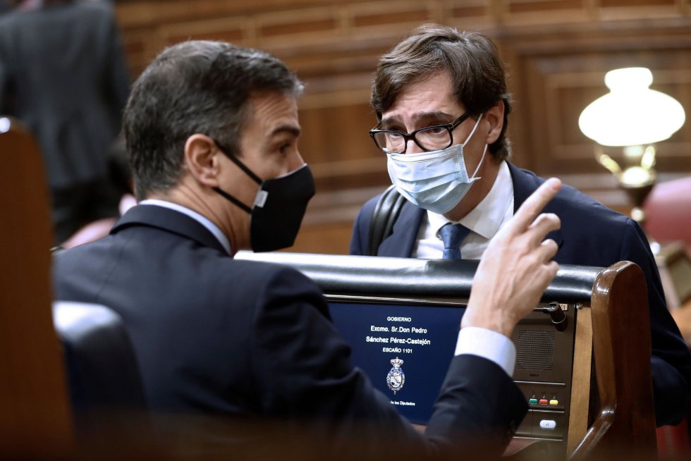 El presidente del Gobierno, Pedro Sánchez (i) conversa con el ministro de Sanidad, Salvador Illa (d) a su llegada al Congreso El presidente del Gobierno, Pedro Sánchez (i) conversa con el ministro de Sanidad, Salvador Illa (d) a su llegada al Congreso