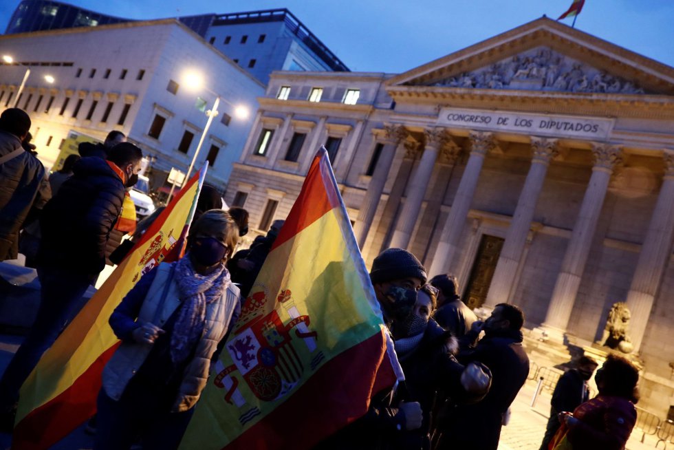 arios ciudadanos se concentran ante el Congreso de los Diputados con banderas de España, este miércoles, antes de que Vox presente la moción de censura contra el Gobierno arios ciudadanos se concentran ante el Congreso de los Diputados con banderas de España, este miércoles, antes de que Vox presente la moción de censura contra el Gobierno