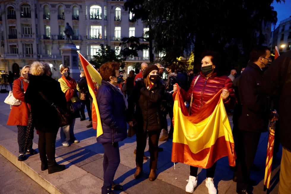 Antes de que Vox presentara la moción de censura, un grupo de simpatizantes se ha concentrado delante del Congreso Antes de que Vox presentara la moción de censura, un grupo de simpatizantes se ha concentrado delante del Congreso