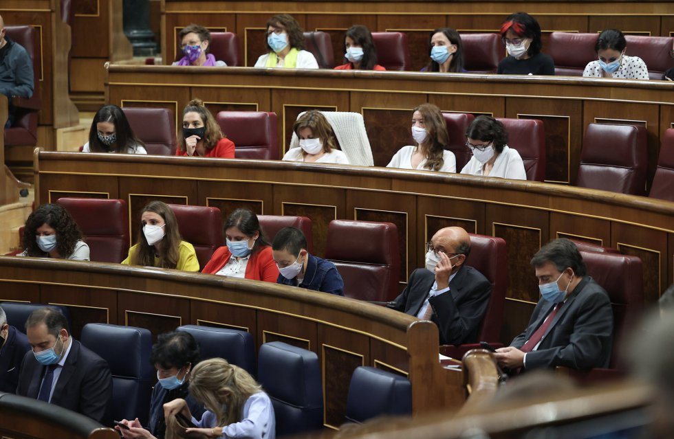 Vista de varias asistentes al pleno de debate la moción de censura planteada por Vox, en el Congreso Vista de varias asistentes al pleno de debate la moción de censura planteada por Vox, en el Congreso