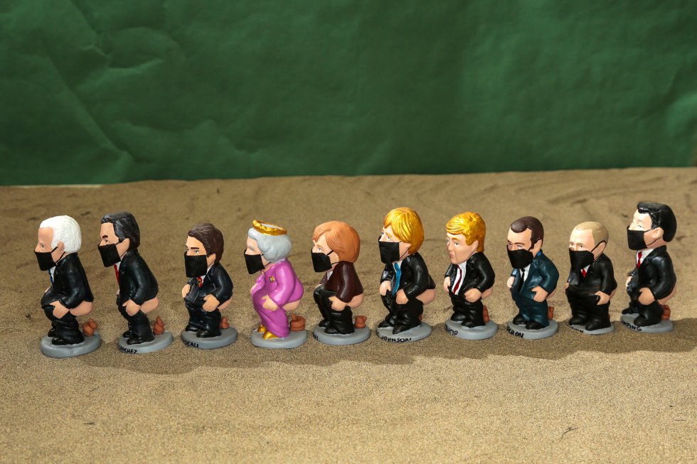 El 'caganer' es una centenaria tradición ligada a los pesebres de Cataluña, pero en los últimos años se ha popularizado la costumbre de convertir a personajes públicos en figuritas defecando. Colocarlas en las inmediaciones del portal de Belén se considera un símbolo de esperanza y prosperidad. El 'caganer' es una centenaria tradición ligada a los pesebres de Cataluña, pero en los últimos años se ha popularizado la costumbre de convertir a personajes públicos en figuritas defecando. Colocarlas en las inmediaciones del portal de Belén se considera un símbolo de esperanza y prosperidad.