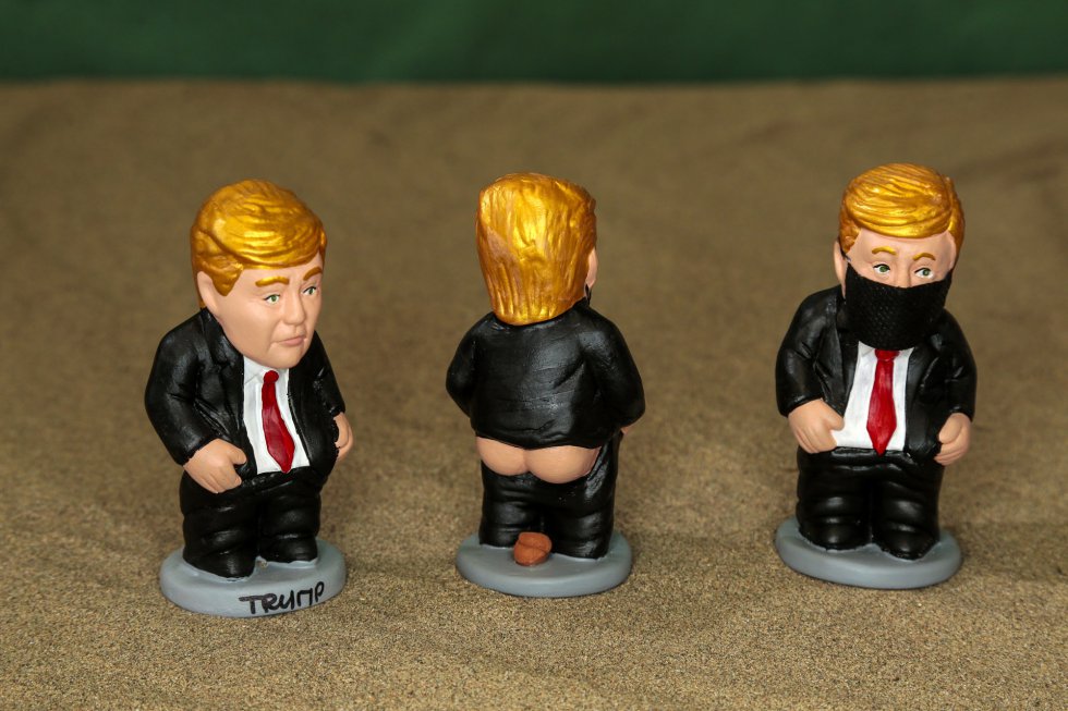 El caganer de Donald Trump se agotó en la Navidad de 2016, pero este año, a la espera de si confirma su derrota en las elecciones presidenciales, ha vuelto a convertirse en 'caganer'. con mascarilla, eso sí. El caganer de Donald Trump se agotó en la Navidad de 2016, pero este año, a la espera de si confirma su derrota en las elecciones presidenciales, ha vuelto a convertirse en 'caganer'. con mascarilla, eso sí.