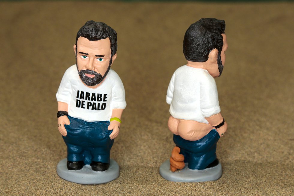 El vocalista de Jarabe de Palo, Pau Donés, también se ha convertido un 'caganer' a título póstumo. El autor de 'La flaca', una de las figuras más queridas de la música en Cataluña, murió el pasado 9 de junio a causa de un cáncer. El vocalista de Jarabe de Palo, Pau Donés, también se ha convertido un 'caganer' a título póstumo. El autor de 'La flaca', una de las figuras más queridas de la música en Cataluña, murió el pasado 9 de junio a causa de un cáncer.
