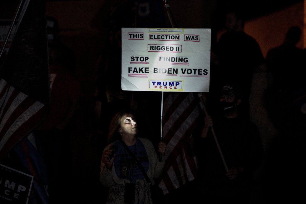 "Estas elecciones estaban amañadas. Que paren de buscar los votos falsos de Biden", dice el cartel de una simpatizante de Trump en Las Vegas