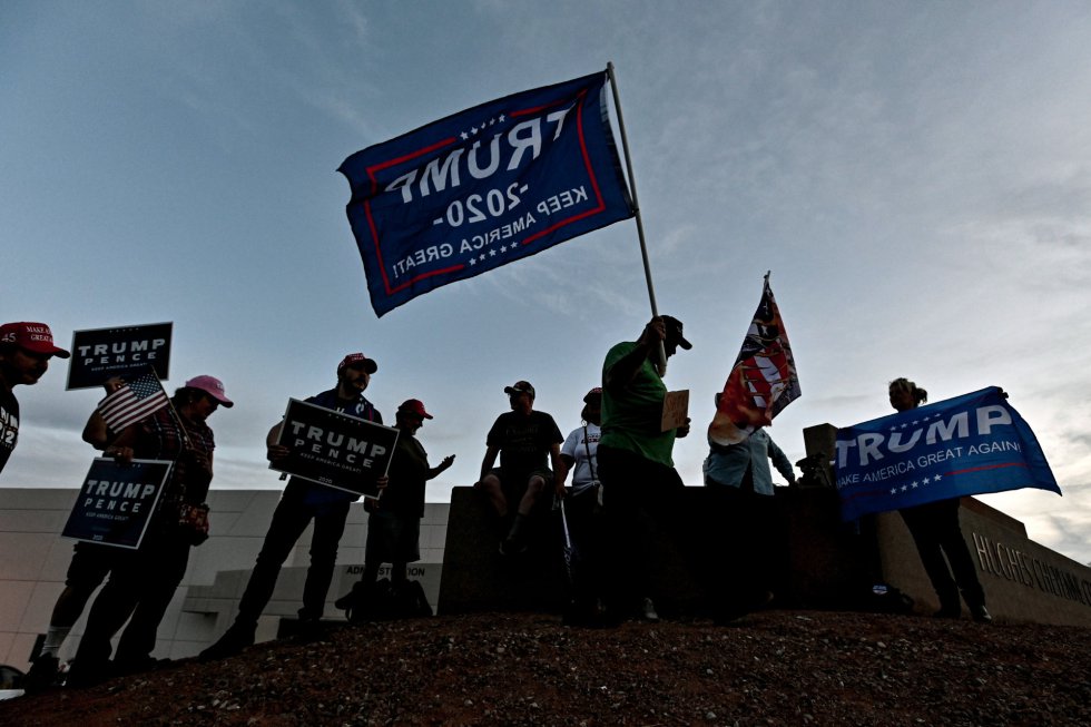 Numerosos simpatizantes de Trump frente a un centro de recuento de votos en Las Vegas