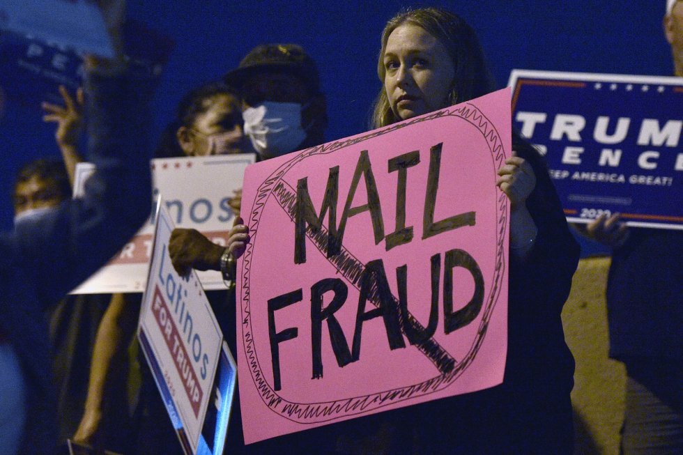 Los simpatizantes de Trump denuncian fraude en los votos por correo