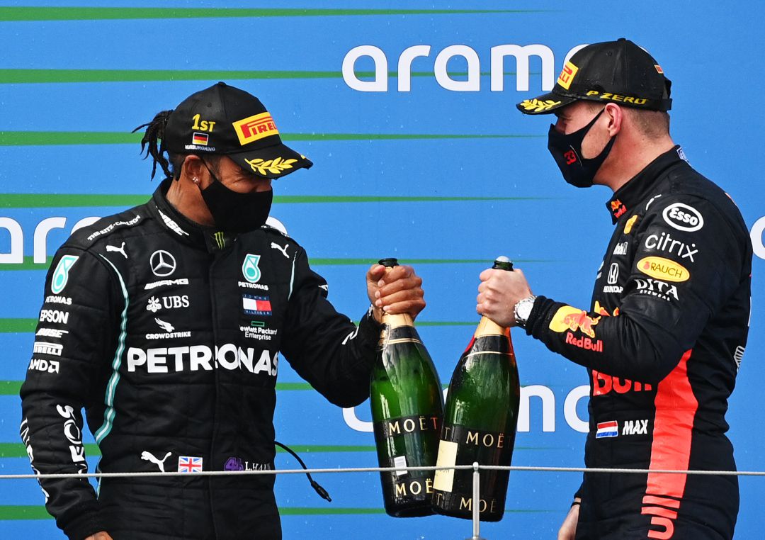 Brindis entre Lewis Hamilton y Max Verstappen