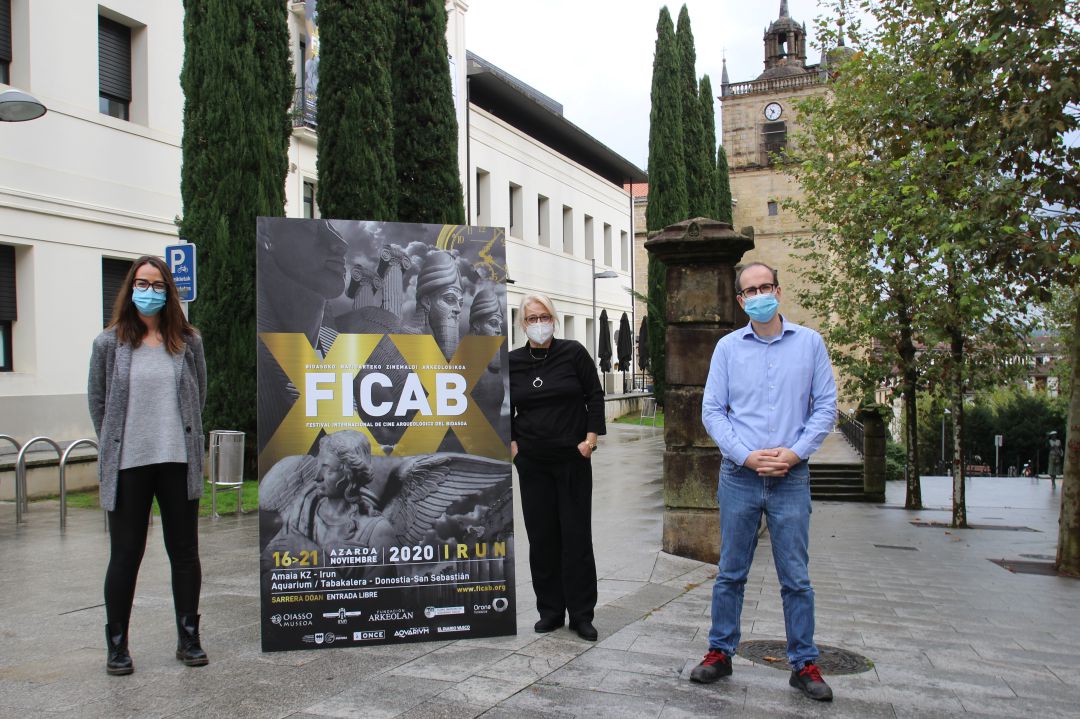 La delegada de Cultura Juncal Eizaguirre, la directora del FICAB, Aizpea
 Goenaga y Roberto Doval frente al Museo Romano Oiasso. 