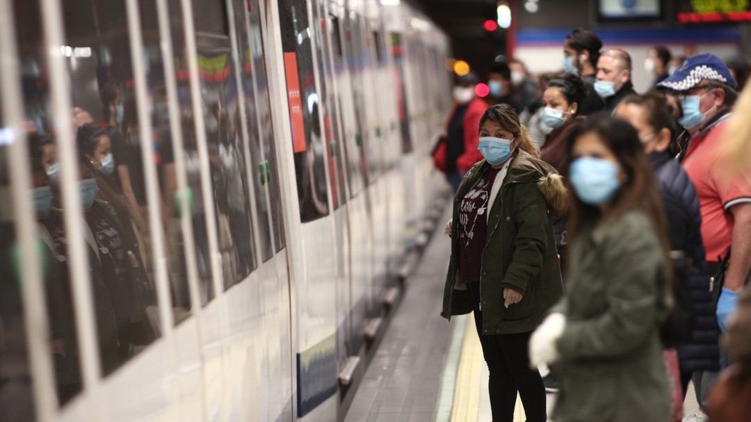 ¿A quién hay que vacunar primero contra el coronavirus? Los especialistas discuten la estrategia a seguir