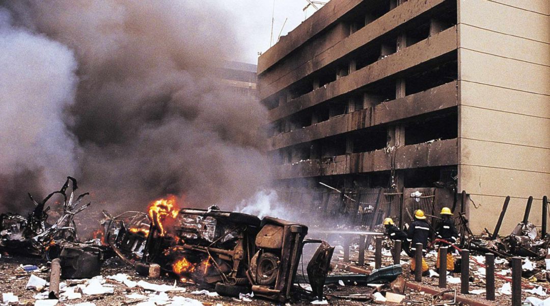 Resultado de un atentado en Nairobi, Kenia, el 7 de agosto de 1998, del que se cree responsable al número 2 de Al Qaeda, Abu Muhammad al Masri.