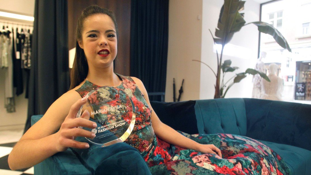 La joven modelo española con síndrome de Down Marián Ávila recibe un premio de EEUU