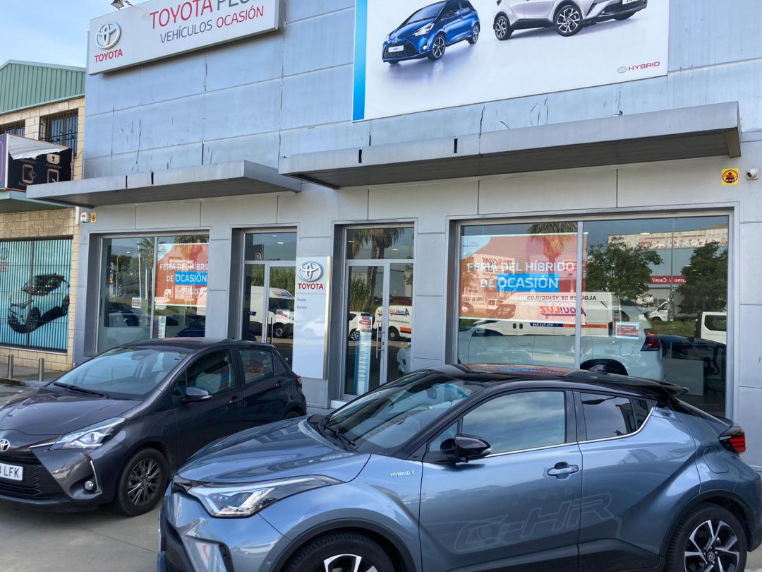 Vehículos de ocasión a las puertas de las instalaciones de Toyota en Huelva