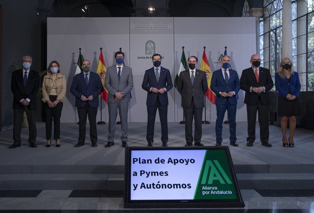 El presidente de la Junta, Juan Manuel Moreno, junto a los presidentes de las asociaciones empresariales con las que la Junta ha firmado un plan de apoyo a Pymes y Autónomos