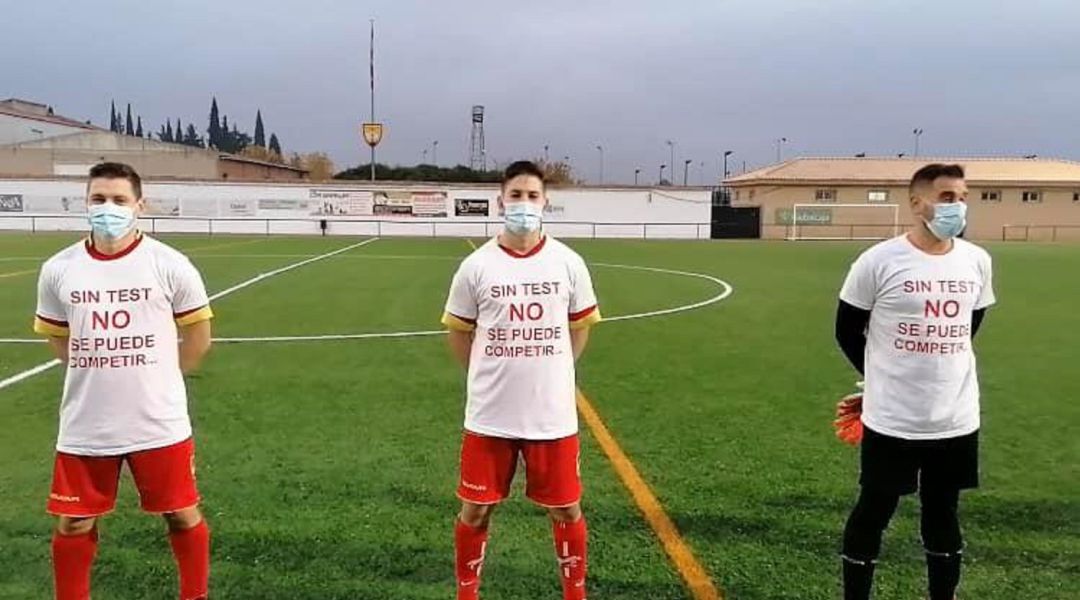 Jugadores del C.F. Porzuna con las camisetas y las mascarillas