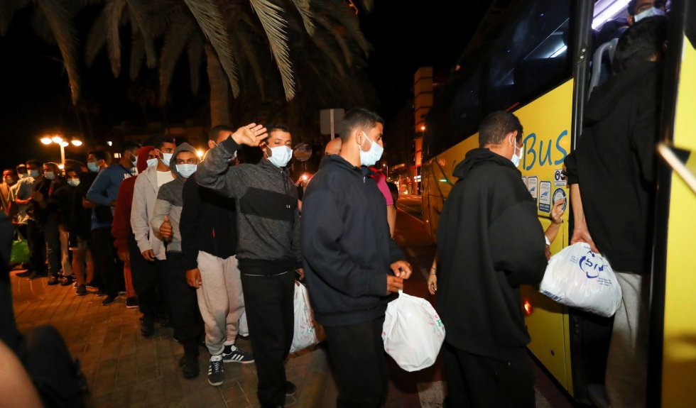 Los cerca de 200 inmigrantes marroquíes que se encontraban desde esta tarde frente la Delegación del Gobierno en Las Palmas de Gran Canaria son trasladados tras ser atendidos por los vecinos de la zona hasta que Migraciones y el Gobierno de Canarias se han encargado de su realojamiento. Los cerca de 200 inmigrantes marroquíes que se encontraban desde esta tarde frente la Delegación del Gobierno en Las Palmas de Gran Canaria son trasladados tras ser atendidos por los vecinos de la zona hasta que Migraciones y el Gobierno de Canarias se han encargado de su realojamiento.