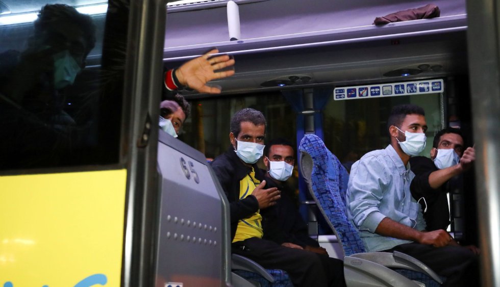 Los cerca de 200 inmigrantes marroquíes que se encontraban desde esta tarde frente la Delegación del Gobierno en Las Palmas de Gran Canaria están siendo trasladados tras ser atendidos por los vecinos de la zona hasta que Migraciones y el Gobierno de Canarias se han encargado de su realojamiento. Los cerca de 200 inmigrantes marroquíes que se encontraban desde esta tarde frente la Delegación del Gobierno en Las Palmas de Gran Canaria están siendo trasladados tras ser atendidos por los vecinos de la zona hasta que Migraciones y el Gobierno de Canarias se han encargado de su realojamiento.