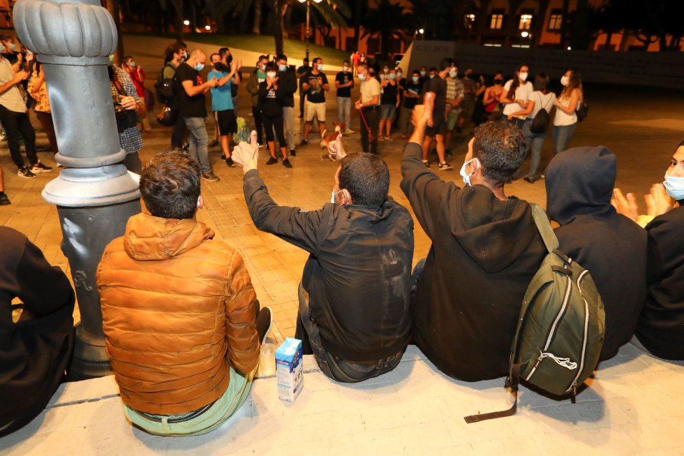 Los cerca de 200 inmigrantes marroquíes que se encontraban desde esta tarde frente la Delegación del Gobierno en Las Palmas de Gran Canaria están siendo trasladados tras ser atendidos por los vecinos de la zona hasta que Migraciones y el Gobierno de Canarias se han encargado de su realojamiento. Los cerca de 200 inmigrantes marroquíes que se encontraban desde esta tarde frente la Delegación del Gobierno en Las Palmas de Gran Canaria están siendo trasladados tras ser atendidos por los vecinos de la zona hasta que Migraciones y el Gobierno de Canarias se han encargado de su realojamiento.