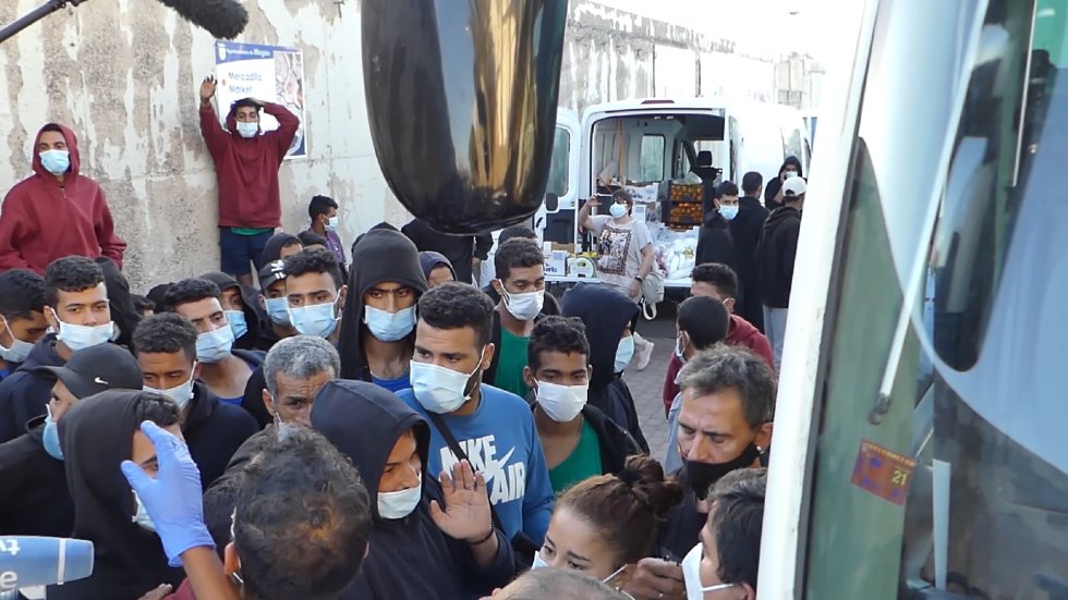 Inmigrantes desalojados del muelle de Arguineguín parten en autobuses para la delegación del Gobierno en Las Palmas de Gran Canaria. Inmigrantes desalojados del muelle de Arguineguín parten en autobuses para la delegación del Gobierno en Las Palmas de Gran Canaria.
