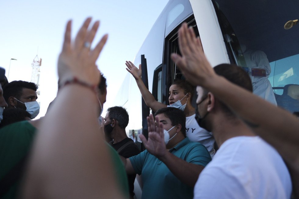 Entre 200 y 250 inmigrantes marroquíes que se encontraban en el muelle de Arguineguín han sido conducidos por la Policía fuera del campamento de la Cruz Roja. Entre 200 y 250 inmigrantes marroquíes que se encontraban en el muelle de Arguineguín han sido conducidos por la Policía fuera del campamento de la Cruz Roja.