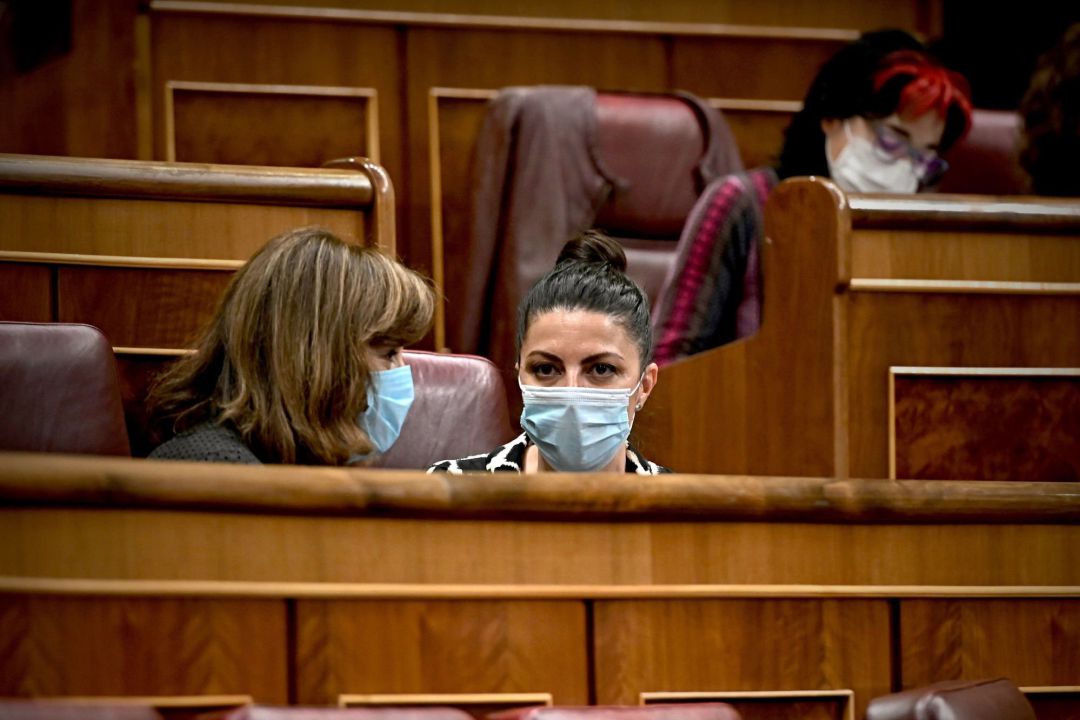 La diputada de Vox Macarena Olona (d) durante el pleno del Congreso de los Diputados, este martes en Madrid. 