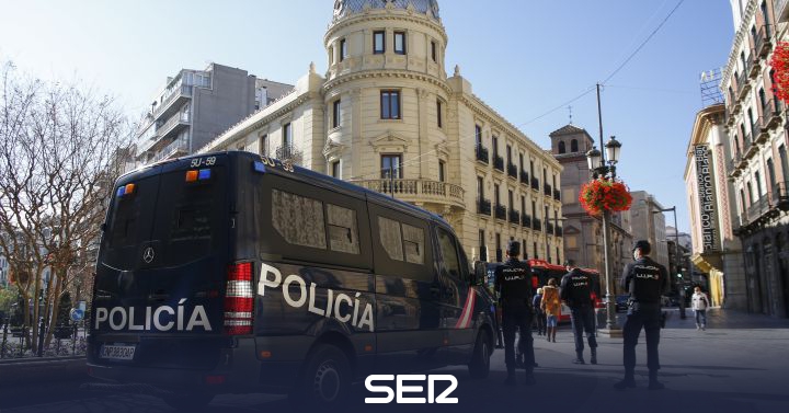 A funeral in Granada ends with 63 fines for the attendance of more than 100 people, despite the restrictions |  Radio Granada