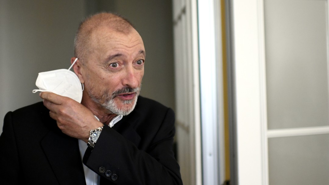 Arturo Pérez-Reverte da un zasca a la Policía y la respuesta que recibe le retrata: "Tomamos nota..."