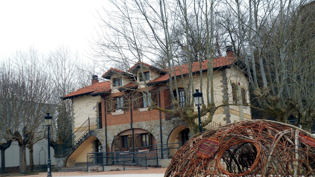 Educación traslada a la Fiscalía el incumplimiento de normas COVID-19 en el colegio Waldorf de Trokoniz