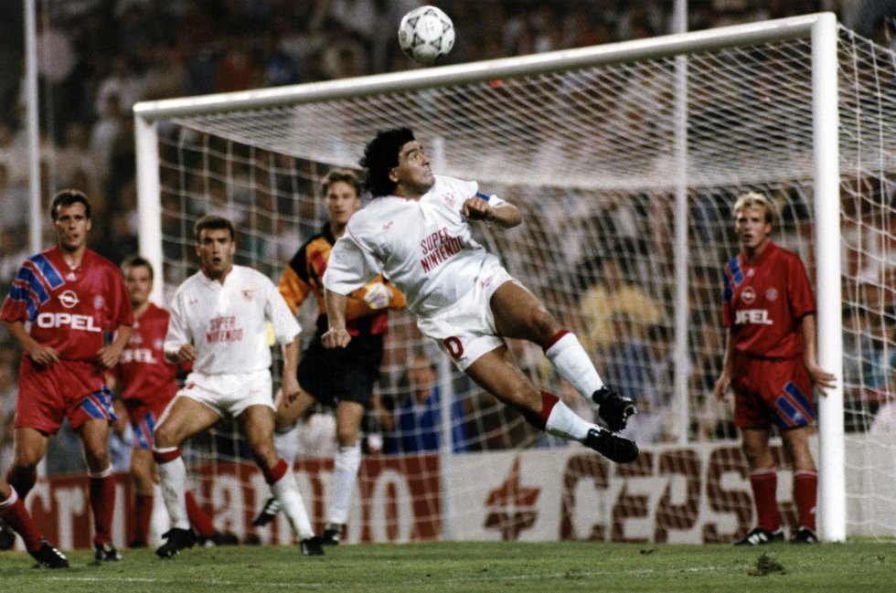 Diego Maradona, en un partido con el Sevilla. Diego Maradona, en un partido con el Sevilla.