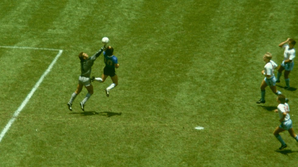 Diego Maradona saltó junto al portero Peter Shilton para marcar el gol conocido como "la mano de Dios" frente a Inglaterra en los cuartos de final del Mundial de 1986 en el Estadio Azteca de México. Diego Maradona saltó junto al portero Peter Shilton para marcar el gol conocido como "la mano de Dios" frente a Inglaterra en los cuartos de final del Mundial de 1986 en el Estadio Azteca de México.