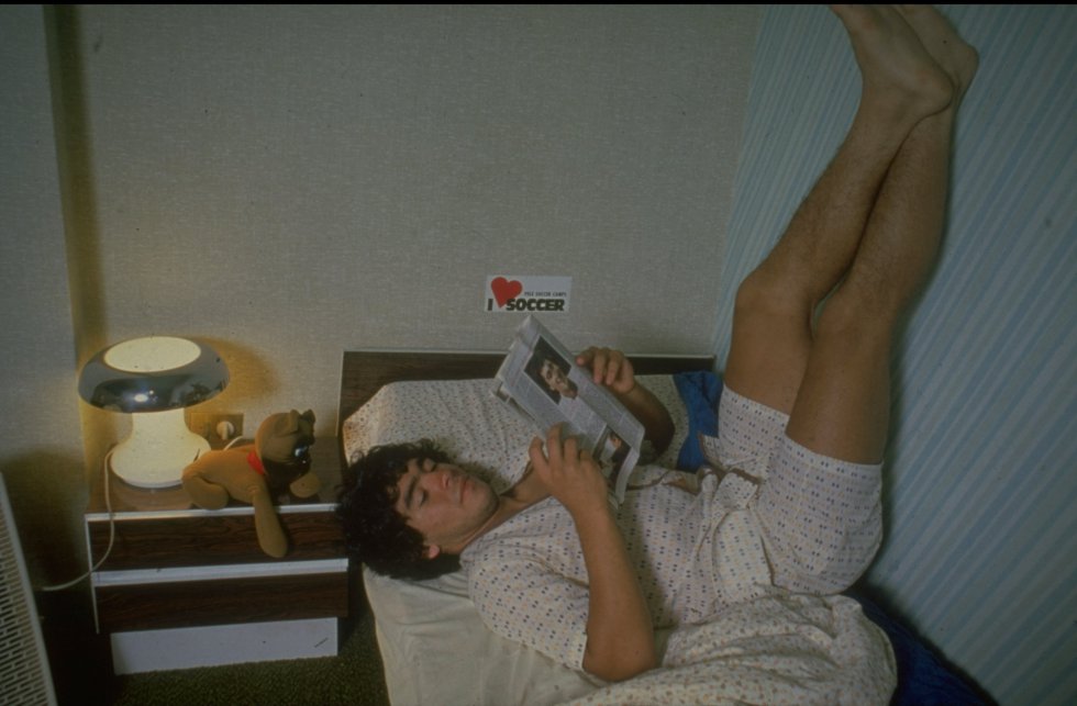 Maradona, descansando en su habitación en 1980. Maradona, descansando en su habitación en 1980.