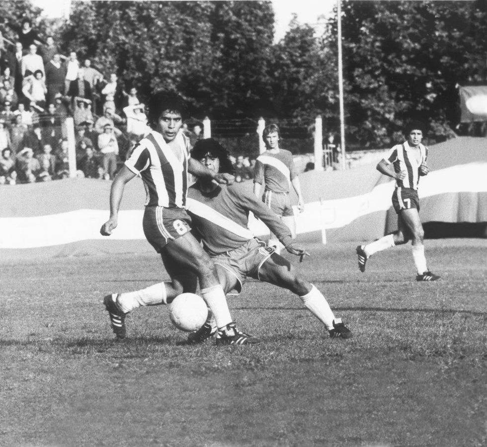 Diego Maradona, con la camiseta de Argentinos Juniors, en un partido frente a Talleres, en 1976, en Buenos Aires. Diego Maradona, con la camiseta de Argentinos Juniors, en un partido frente a Talleres, en 1976, en Buenos Aires.
