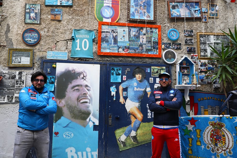 Seguidores del Nápoles, retratados en 2020 frente a un altar dedicado a diego Armando Maradona. Seguidores del Nápoles, retratados en 2020 frente a un altar dedicado a diego Armando Maradona.