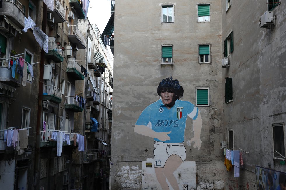 Un mural de Maradona en las calles de Nápoles, donde se le considera el jugador más importante de la historia del club, fotografiado en 2020.
Un mural de Maradona en las calles de Nápoles, donde se le considera el jugador más importante de la historia del club, fotografiado en 2020.