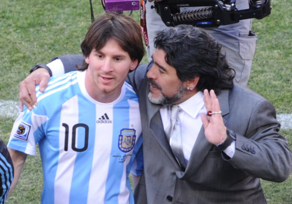 Diego Maradona, en su época como seleccionador argentino, junto a Leo Messi, tras un partido del Mundial de Sudáfrica 2010 entre Argentina y Corea del Sur. Diego Maradona, en su época como seleccionador argentino, junto a Leo Messi, tras un partido del Mundial de Sudáfrica 2010 entre Argentina y Corea del Sur.