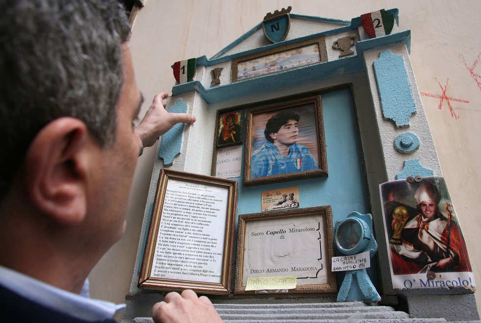 Un altar dedicaod a Maradona en las calles de Nápoles, en 2007. Un altar dedicaod a Maradona en las calles de Nápoles, en 2007.