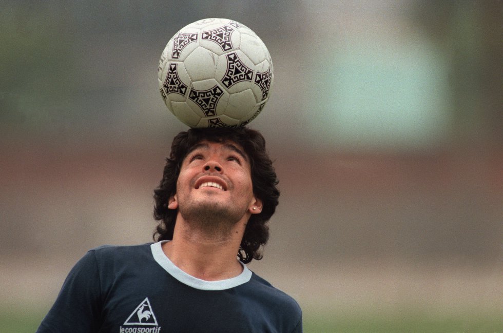 Diego Maradona, haciendo malabarismos con el balón antes de un partido de la selección argentina, el 22 de mayo de 1986, en México.
Diego Maradona, haciendo malabarismos con el balón antes de un partido de la selección argentina, el 22 de mayo de 1986, en México.